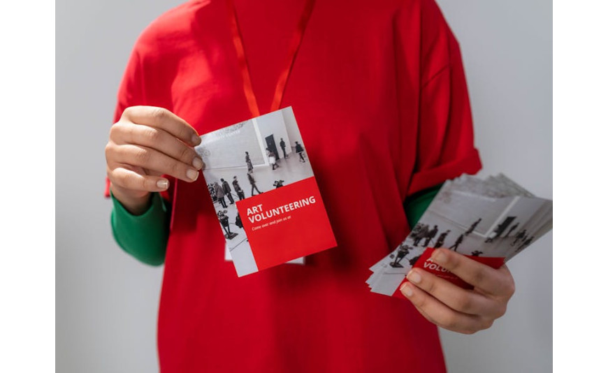El papel del porta flyer de acrílico en la exhibición de materiales promocionales